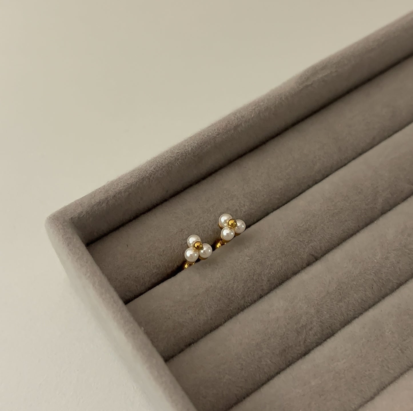 Pearl mini ball back earrings