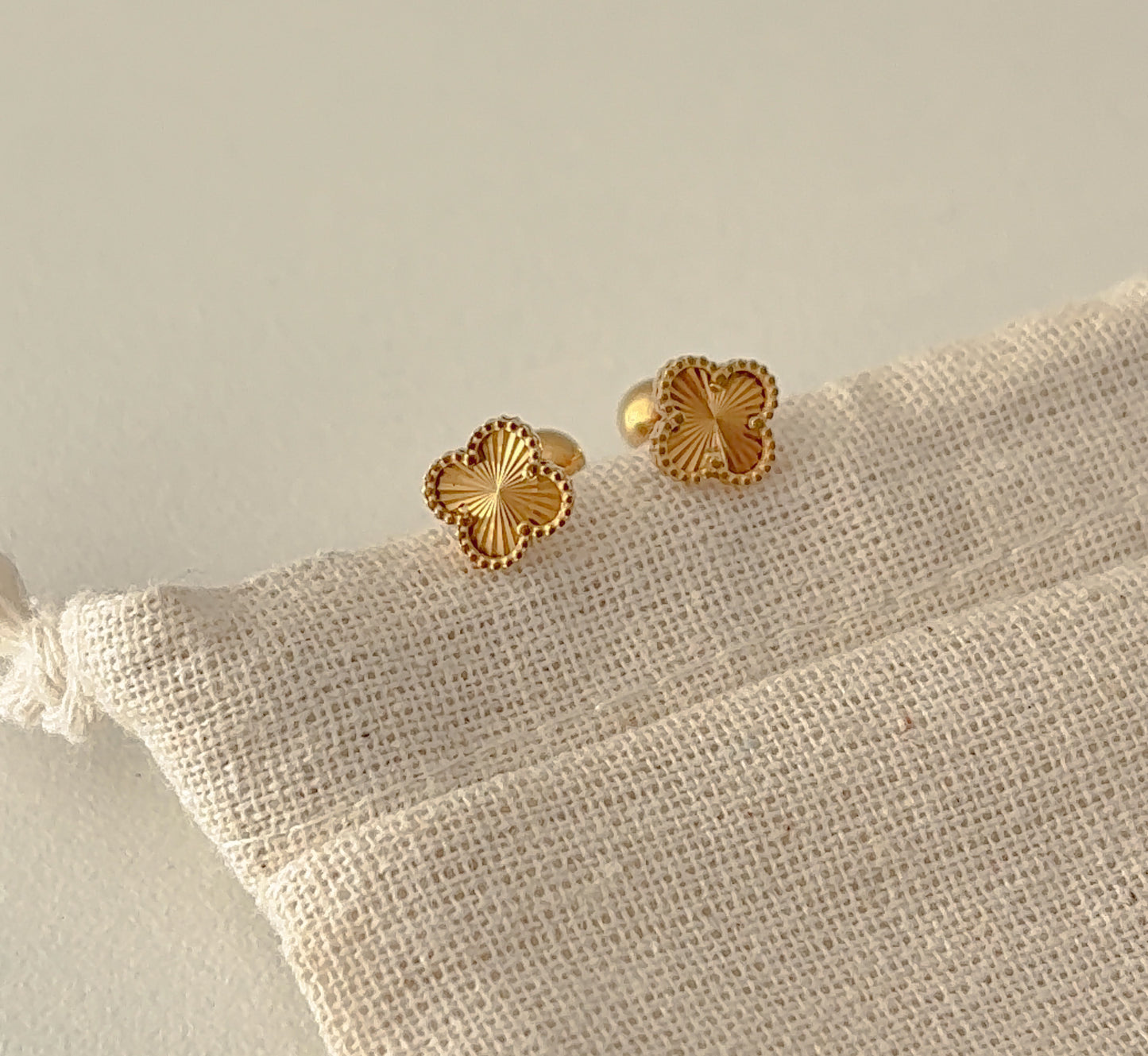 Clover mini ball back earrings