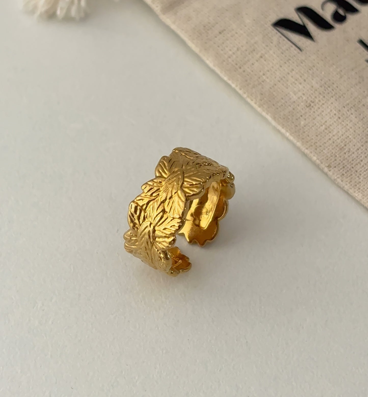 Minimal leaf band ring