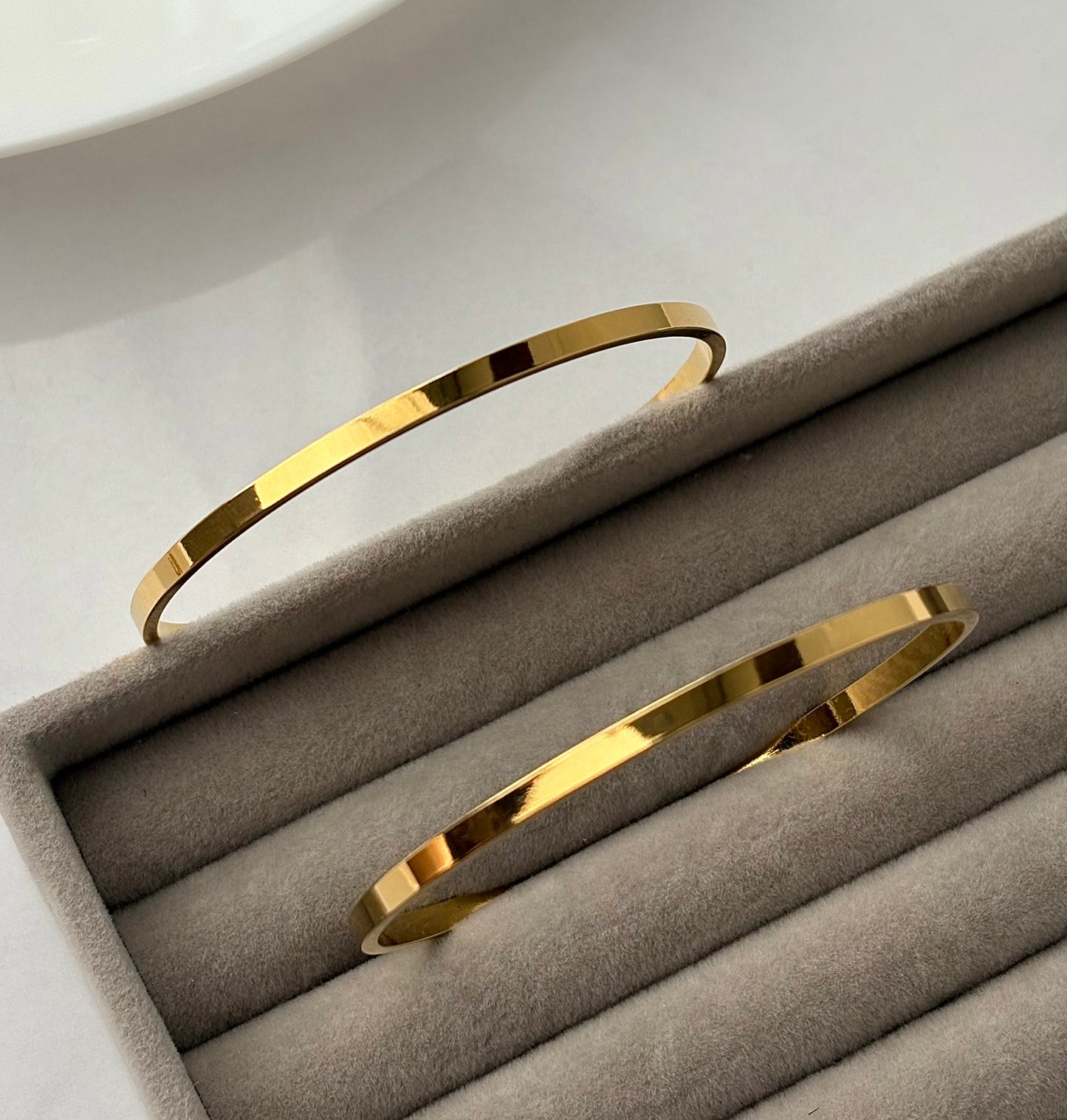 Classic minimal bangles